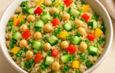 سلطة الكينوا بالخضار والحمص