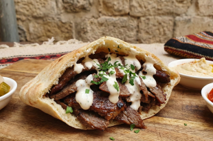 شاورما لحم بصوص الثوم على طريقة المطاعم
